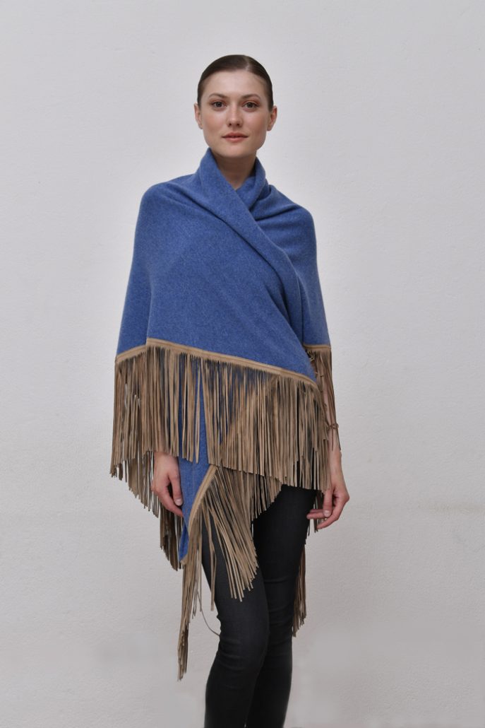 Cod. 13/18 – color Zaffiro – Gipsy cashmere shawl with color Beige suede fringes